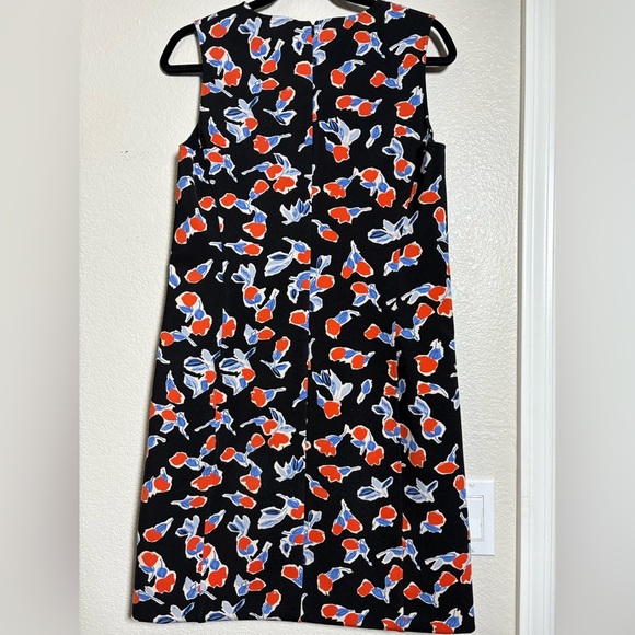 Leggiadro Chic Floral Knee Length Dress - Black and Red. Sleeveless, Back Zip. - Picture 10 of 13